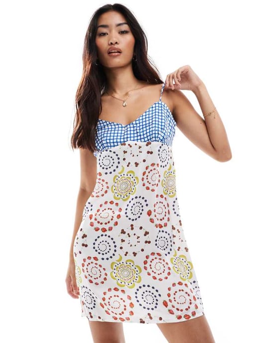 Vero Moda – Miniklänning i satin med abstrakt frukttryck - Image 2