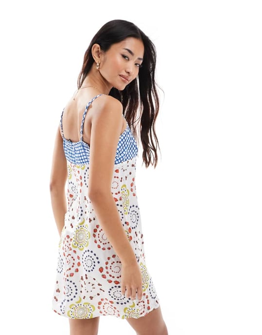 Vero Moda – Miniklänning i satin med abstrakt frukttryck - Image 3