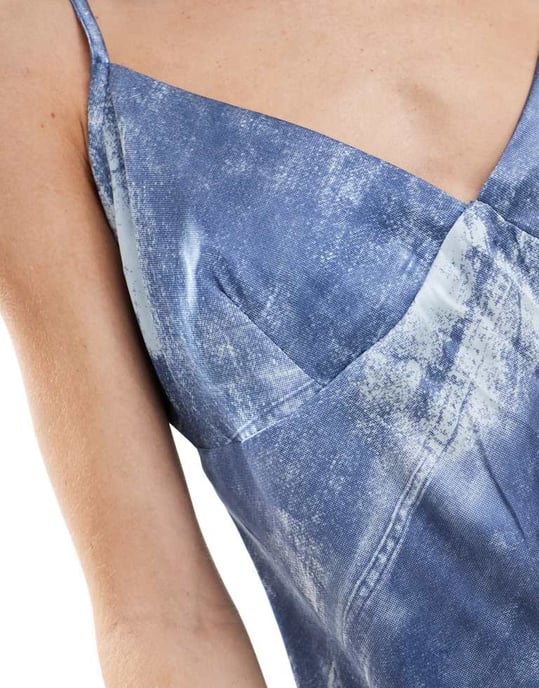 Vero Moda – Miniklänning i satin med urringning och denimmönster, del av set - Image 2