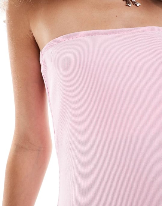 Monki – Tvättad rosa, ribbad bandeau-miniklänning i jersey med svängd nederkant - Image 3