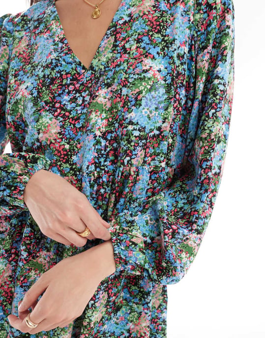 Pieces – Blå, blommig miniklänning med v-ringning och smock - Image 2