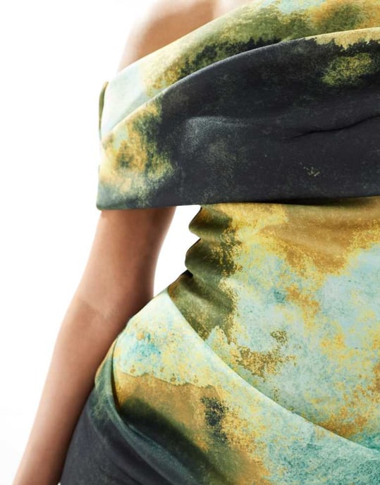 ASOS DESIGN – Plisserad miniklänning med bardotmönster i grönt - Image 4