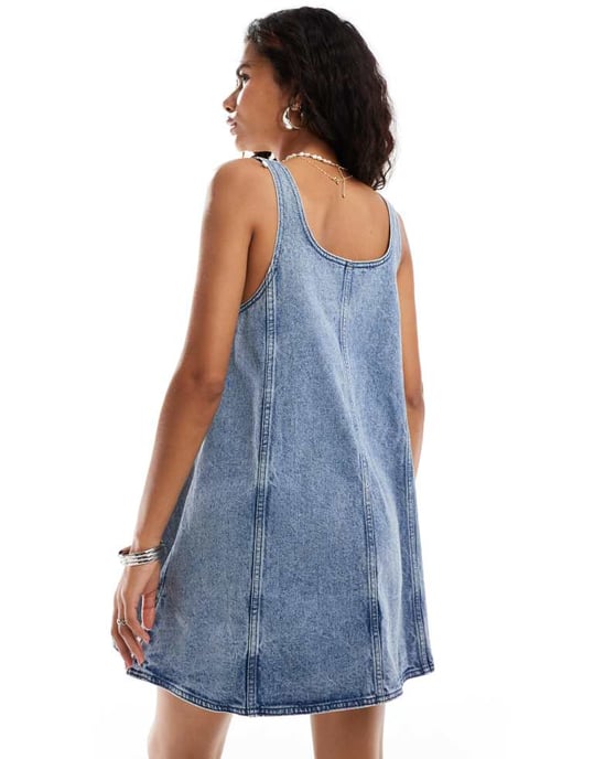 Noisy May – Blå denimklänning med pinaforemönster - Image 3