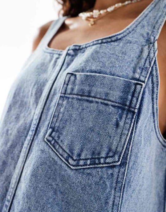 Noisy May – Blå denimklänning med pinaforemönster - Image 4