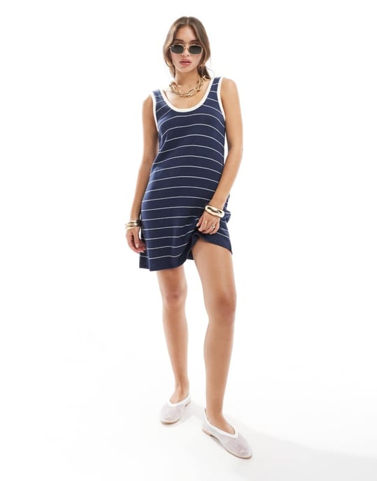 ASOS DESIGN – Marinblå stickad miniklänning med ådring och spetsad halsringning - Image 4