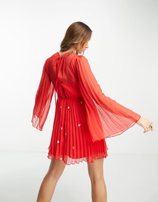 ASOS DESIGN – Röd miniklänning med knytband baktill och veckade ärmar och rosa broderi - Image 2