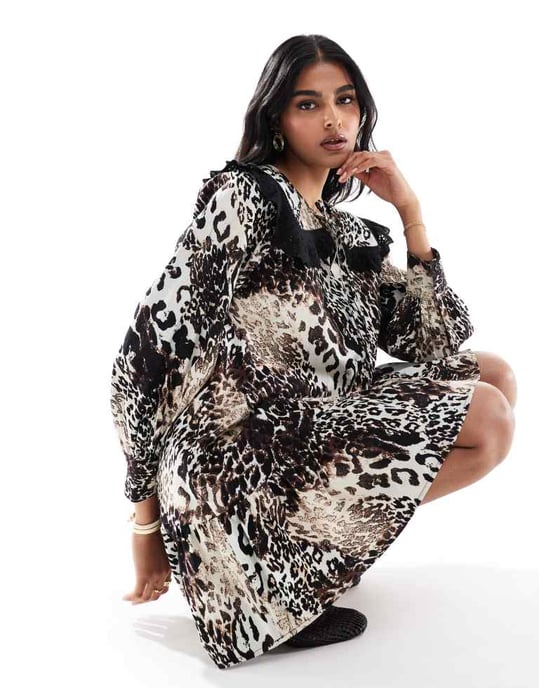 Miss Selfridge – Djurmönstrad poplinklänning med broderikrage och smock - Image 3