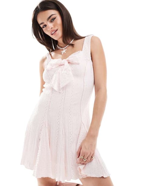 Miss Selfridge – Rosa miniklänning med blandade texturer och rosett framtill - Image 1