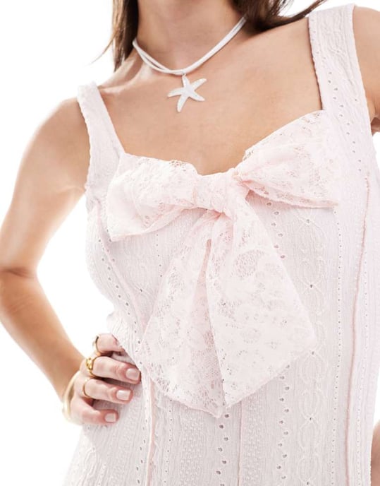 Miss Selfridge – Rosa miniklänning med blandade texturer och rosett framtill - Image 3