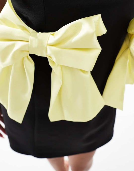 ASOS DESIGN mini klänning med kontrasterande överdimensionerade rosetter i svart - Image 3