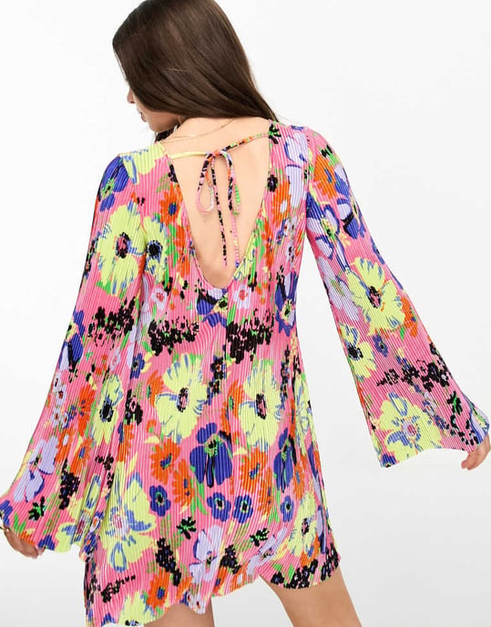 ASOS DESIGN Petite – Rosa blommig miniklänning med plissering och utsvängda ärmar - Image 4