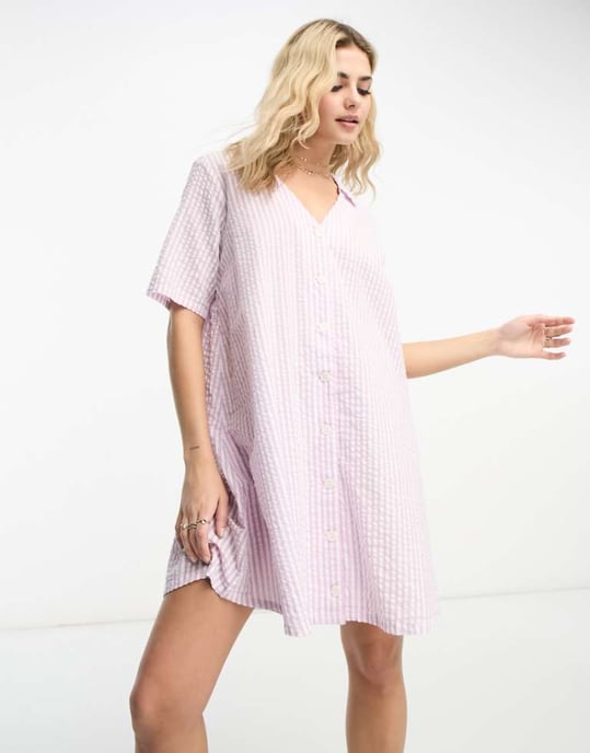 Monki – Lila randig miniskjortklänning med seersucker-motiv - Image 1