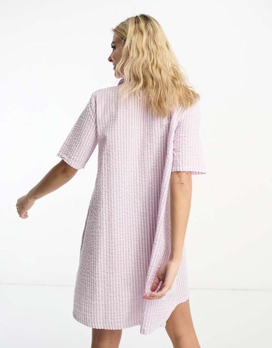 Monki – Lila randig miniskjortklänning med seersucker-motiv - Image 2