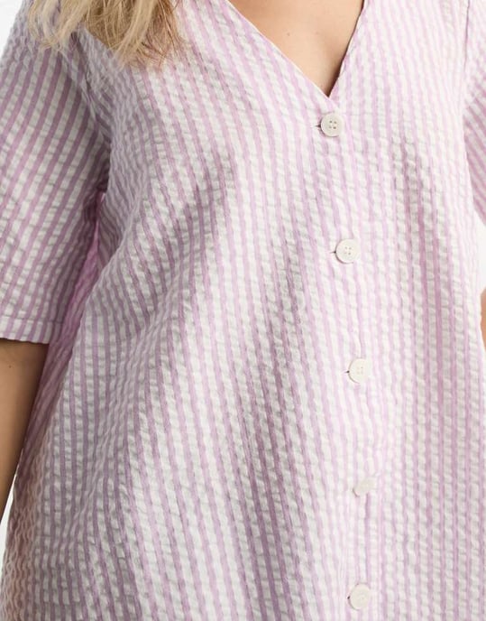 Monki – Lila randig miniskjortklänning med seersucker-motiv - Image 3