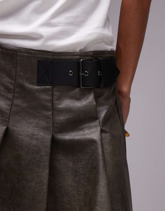Topshop – Mörkbrun minikjol med plisserad midja i konstläder och tvättad - Image 2