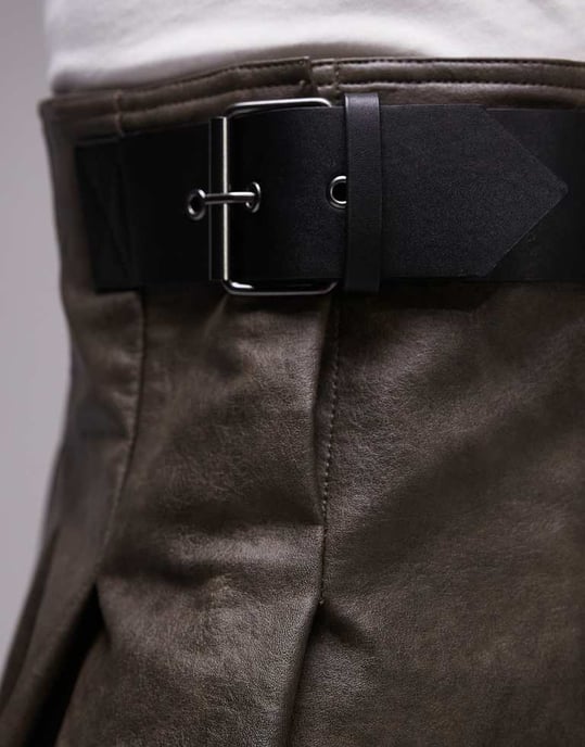 Topshop – Mörkbrun minikjol med plisserad midja i konstläder och tvättad - Image 4
