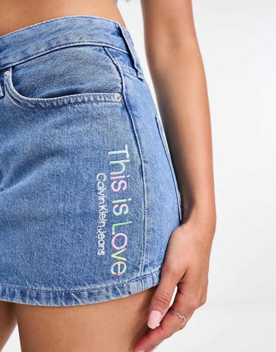 Calvin Klein Jeans – Pride – Ljusblå minikjol i denim med mikromönster - Image 4