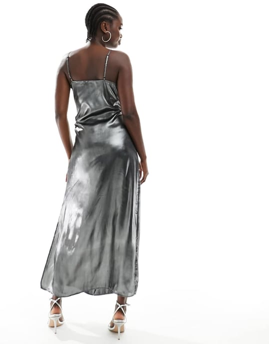 Vero Moda – Silverfärgad midiklänning med metallicmönster och omlott framtill - Image 4