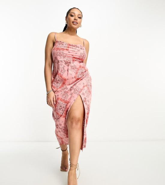 ASOS DESIGN Curve – Bandana-mönstrad midiklänning med volang och rynkade detaljer - Image 1