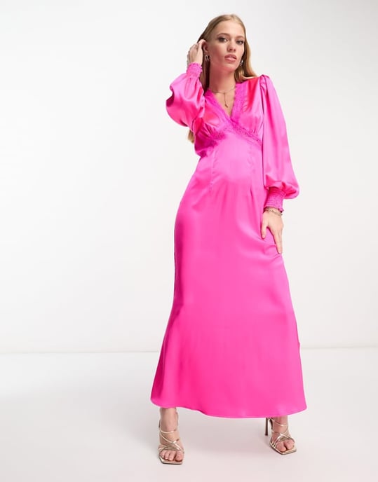 Never Fully Dressed – Rosa midaxiklänning med spetsdetaljer - Image 1