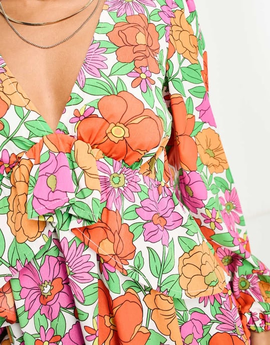 Vila Petite – Ljus blommig midiklänning med ballongärmar och volang i midjan - Image 2