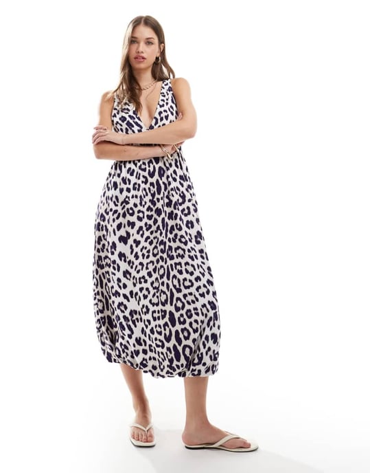 ASOS DESIGN – Leopardmönstrad puffbollsklänning i midimodell med v-ringning - Image 3