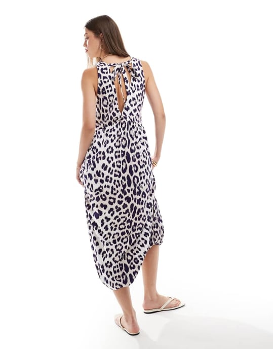 ASOS DESIGN – Leopardmönstrad puffbollsklänning i midimodell med v-ringning - Image 4