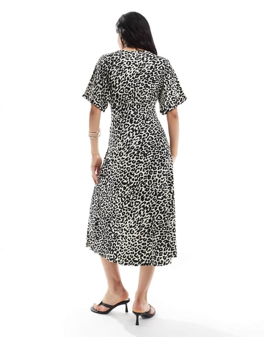 ASOS DESIGN – Djurmönstrad midiklänning med upprullade ärmar och knappar framtill - Image 3