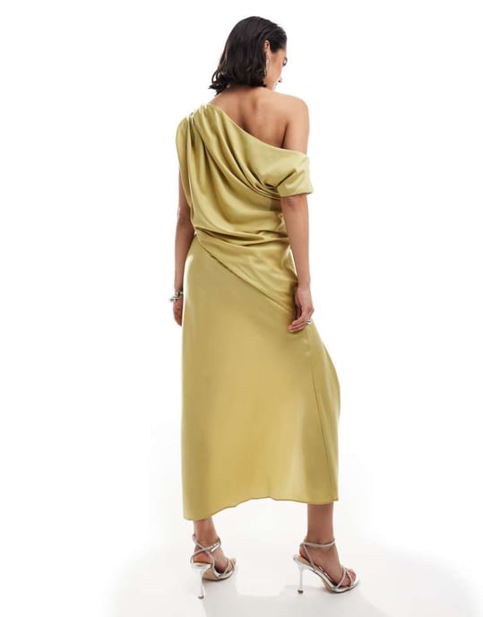 ASOS DESIGN – Limefärgad, draperad midiklänning i satin med bara axlar och slits - Image 4