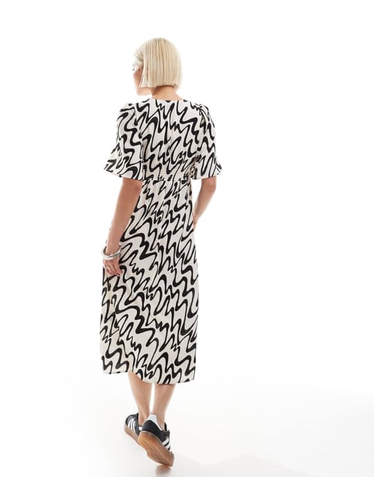 Monki – Kortärmad midiklänning med slits i sidan och ett abstrakt monogramtryck, endast hos ASOS - Image 3