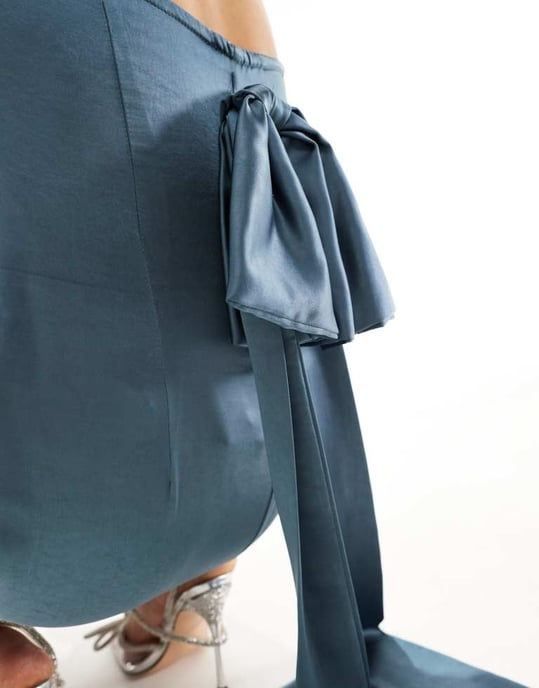 In The Style – Skiffergrå bandeauklänning i satin med rosettdetalj - Image 2