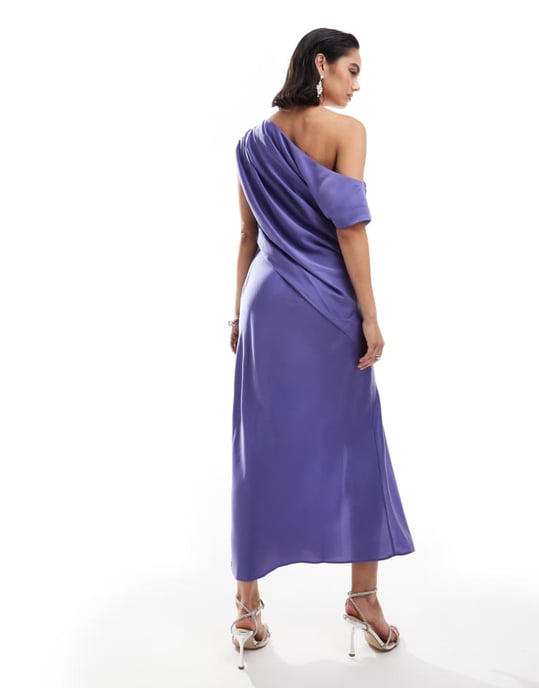 ASOS DESIGN – Blå, draperad midiklänning i satin med bara axlar och slits - Image 4