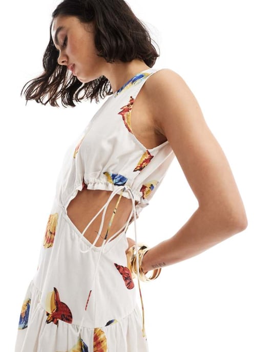 ASOS DESIGN – Ärmlös midiklänning med utskurna detaljer och heltäckande skalmönster - Image 2