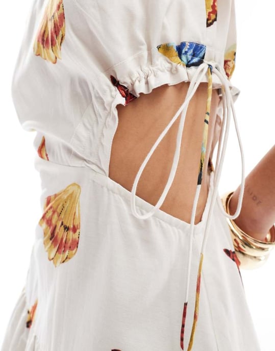 ASOS DESIGN – Ärmlös midiklänning med utskurna detaljer och heltäckande skalmönster - Image 4