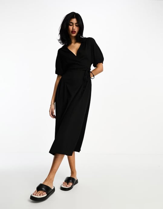 ASOS DESIGN – Svart midiklänning med textur och krinklad omlott och knytband i sidan - Image 1