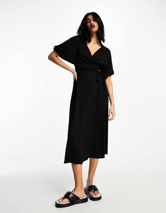 ASOS DESIGN – Svart midiklänning med textur och krinklad omlott och knytband i sidan - Image 3