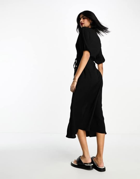 ASOS DESIGN – Svart midiklänning med textur och krinklad omlott och knytband i sidan - Image 4