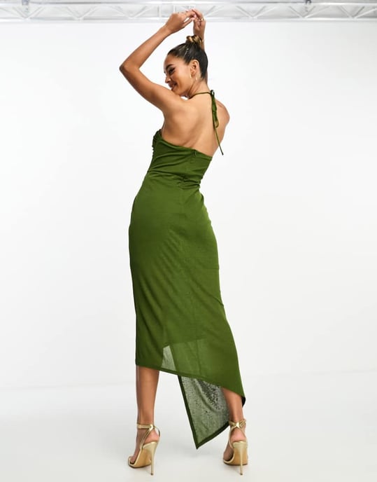 ASOS DESIGN – Khakifärgad midiklänning med halterneck och guldfärgade ringar - Image 4