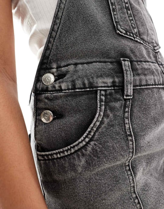 Miss Selfridge – Svart tvättad denimklänning med fransad fåll - Image 3