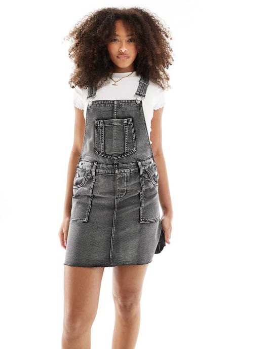 Miss Selfridge – Svart tvättad denimklänning med fransad fåll - Image 4