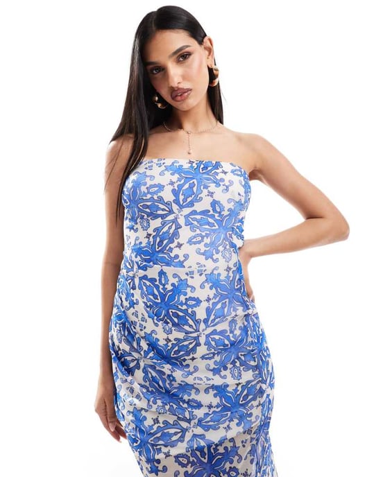 ASOS DESIGN – Blått kakelmönster i bandeau-midiklänning med draperad mesh-liv - Image 2