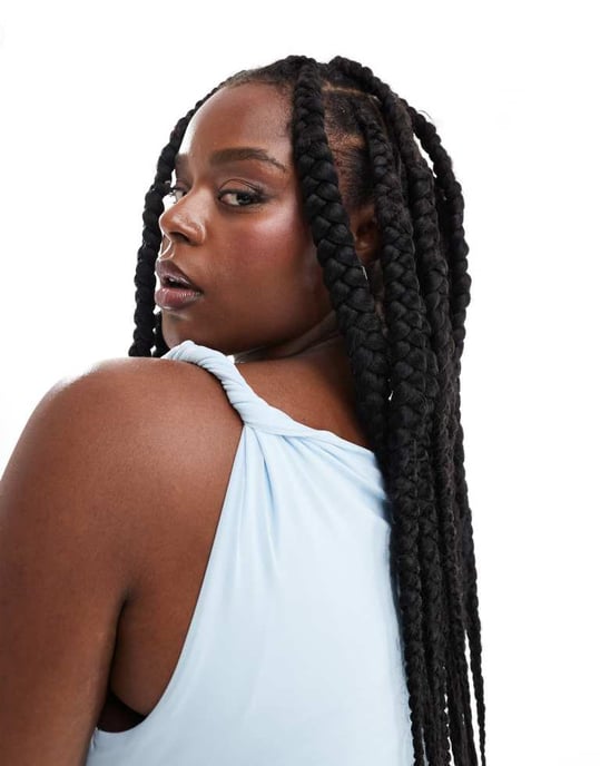 ASOS DESIGN Curve – Babyblå midiklänning i mesh med vriden axel och asymmetrisk fåll - Image 3