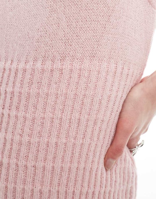 COLLUSION – Rosa, rynkad stickad klänning - Image 3