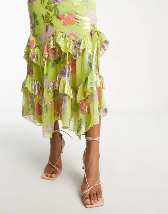 ASOS DESIGN Tall – Grön, metalliskt rosmönstrad midiklänning med volang och volangkant - Image 4