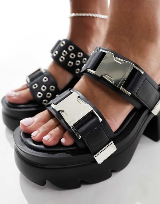 Public Desire – Yuki – Svarta grova sandaler med westerndetaljer - Image 2