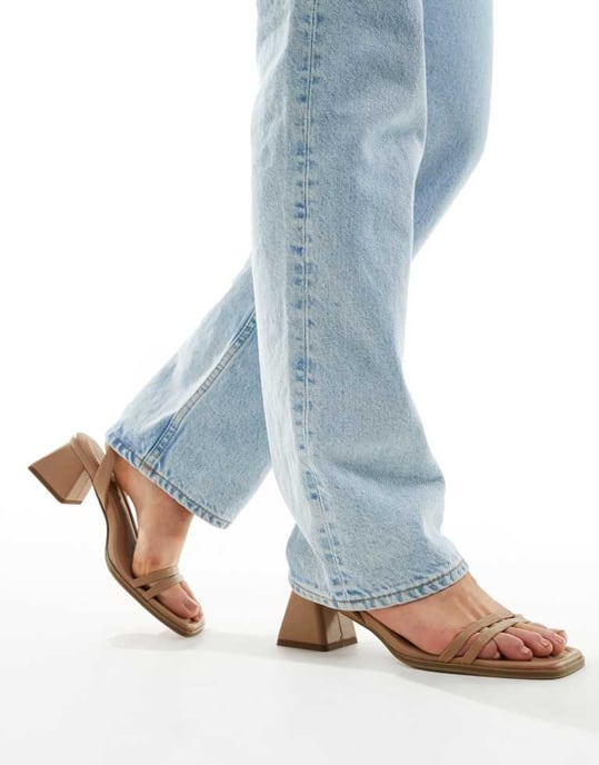 ASOS DESIGN – Honeydew – Beige sandaler med vid passform och medelhög blockklack - Image 3