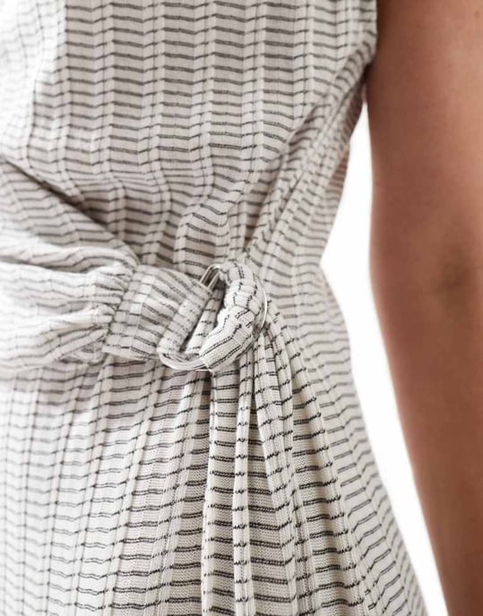 ASOS DESIGN – Randig midiklänning med textur och D-ringning, urringning och grown-on-neck - Image 3