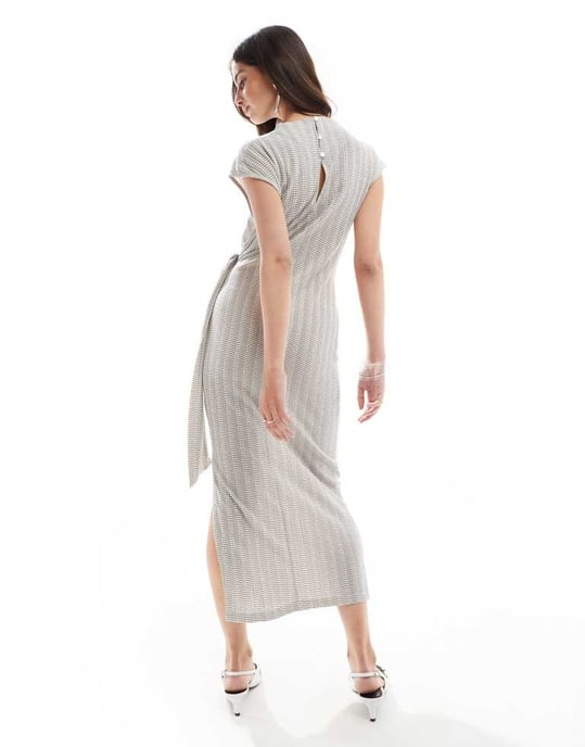 ASOS DESIGN – Randig midiklänning med textur och D-ringning, urringning och grown-on-neck - Image 4