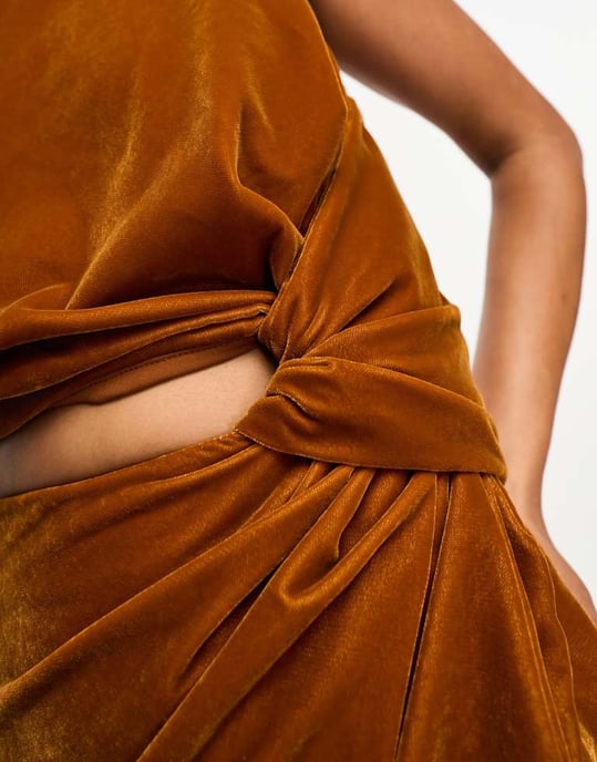 ASOS DESIGN – Guldfärgad midaxiklänning i sammet med knutdetalj och utskurna detaljer - Image 2