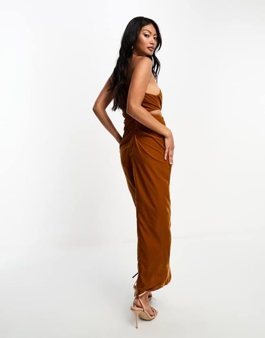 ASOS DESIGN – Guldfärgad midaxiklänning i sammet med knutdetalj och utskurna detaljer - Image 3